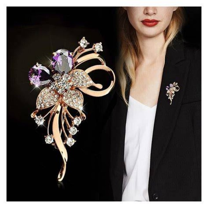 Are brooches back in fashion?
