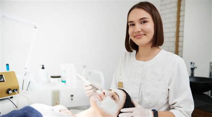 Do estheticians make more than cosmetologists?