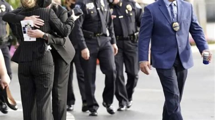 Do fbi agents wear suits?