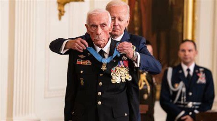 Do medal of honor recipients get paid?