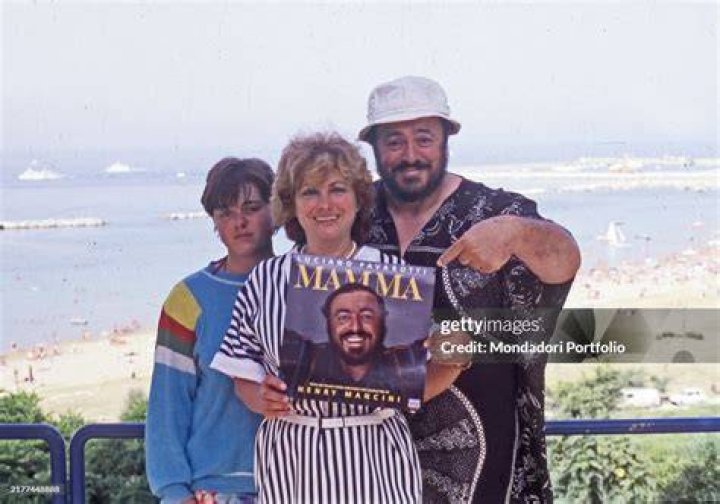 Does pavarotti have a granddaughter?