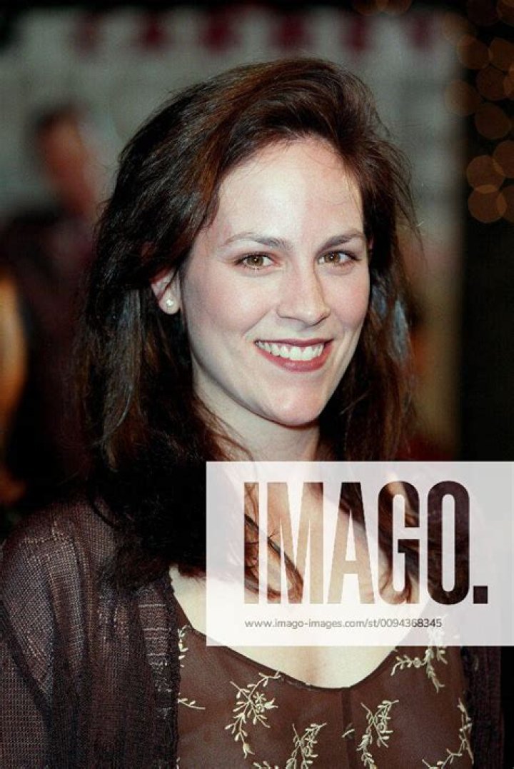 Is annabeth gish related to lillian gish?
