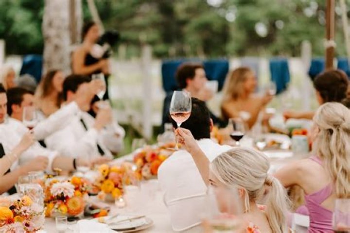 Should dinner guests clean up?