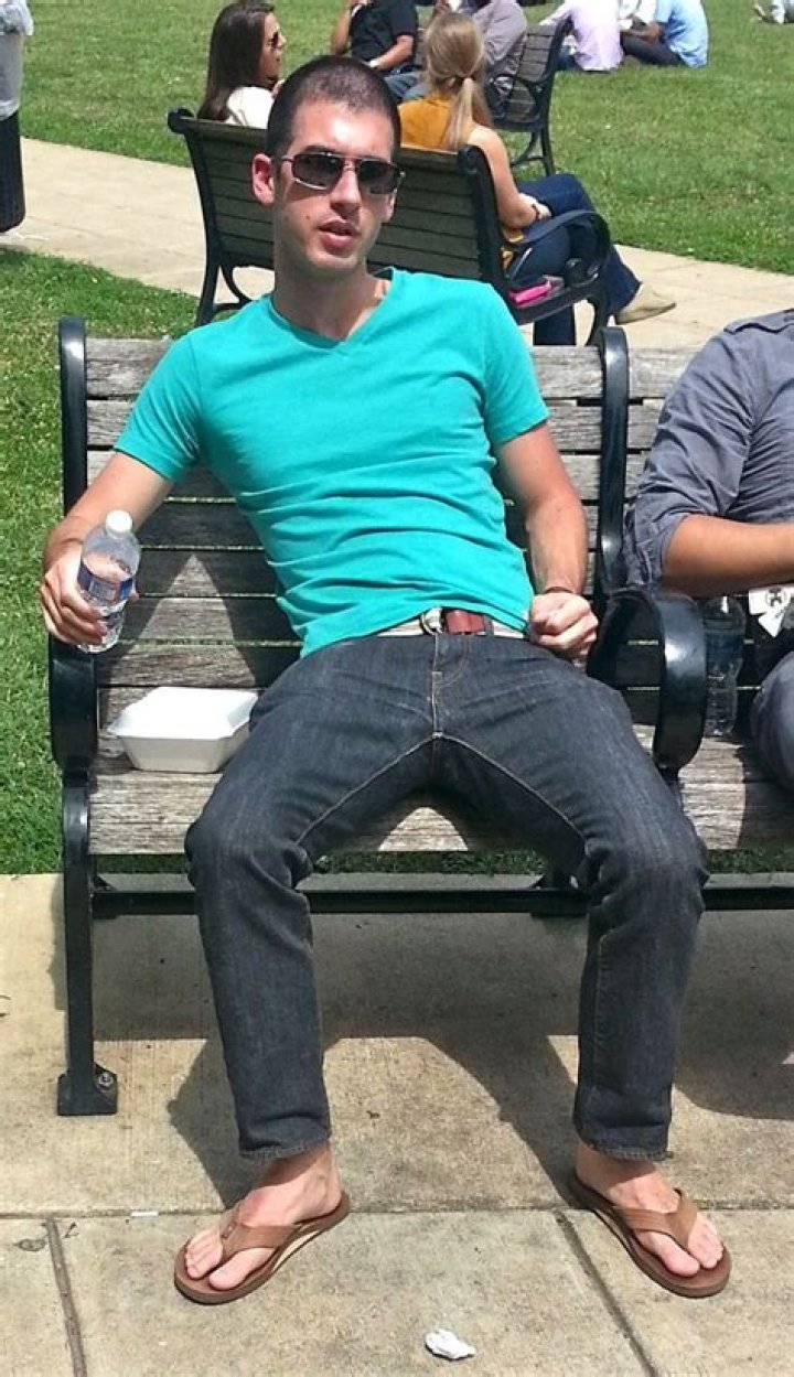 Should guys wear flip flops?